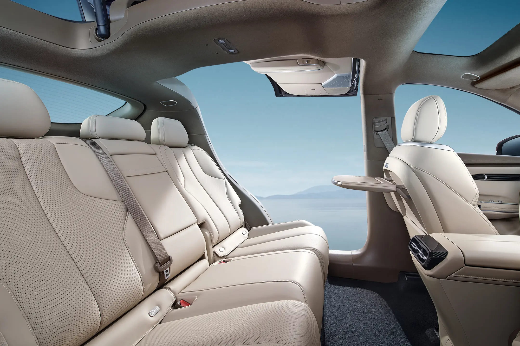 Маленький столик другого ряду